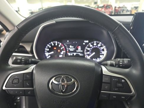 Certified 2023 Toyota Highlander XLE image 22
