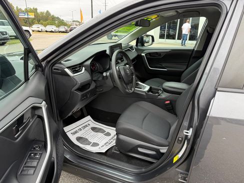 Used 2021 Toyota RAV4 LE image 13