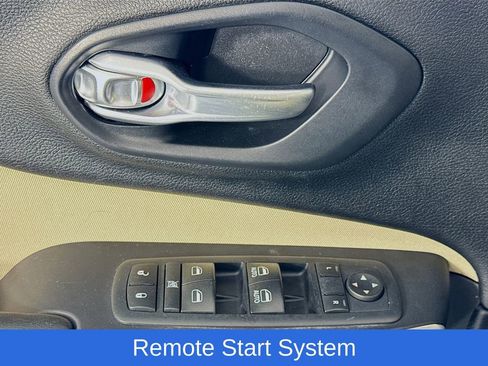 Used 2017 Jeep Cherokee Latitude w/ Comfort/Convenience Group image 24