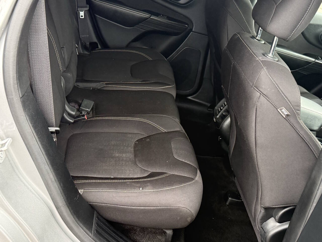 Used 2015 Jeep Cherokee Latitude AWD/4WD image 17