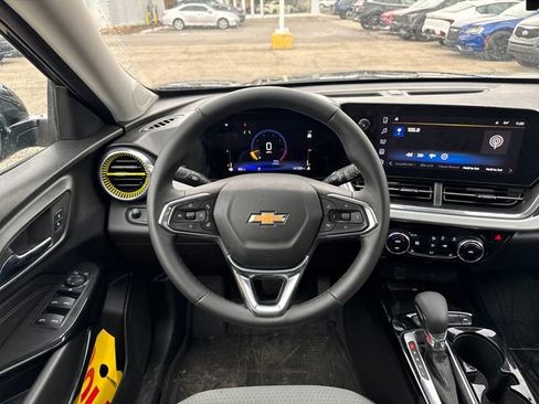Used 2025 Chevrolet Trax LT w/ Sunroof Package image 19