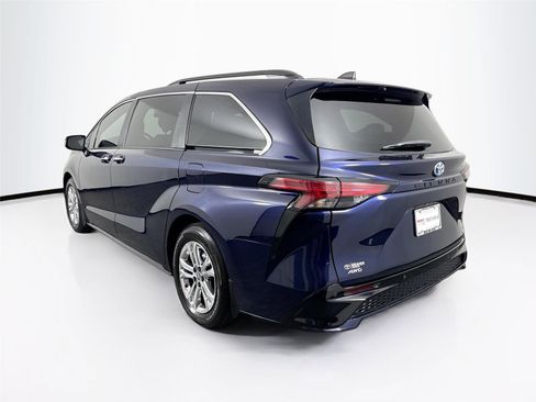 Certified 2022 Toyota Sienna XSE image 2