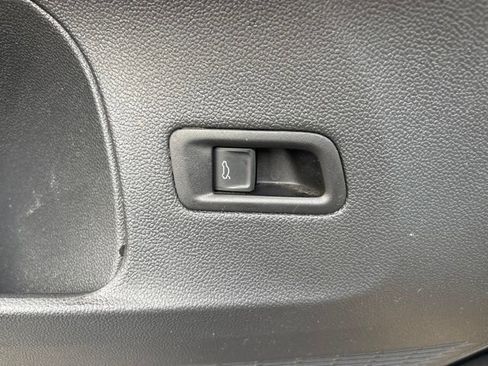 Used 2025 Volkswagen Atlas SE FWD image 40