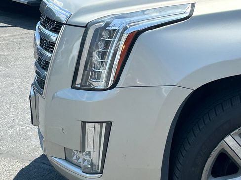 Used 2015 Cadillac Escalade Luxury AWD/4WD image 11