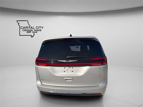 New 2026 Chrysler Pacifica Select image 5