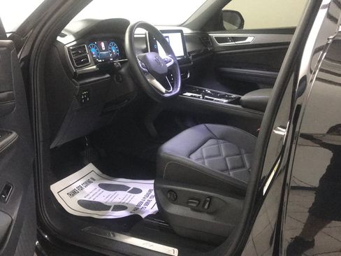 Used 2024 Volkswagen Atlas Cross Sport SE w/ Panoramic Sunroof Package FWD image 9