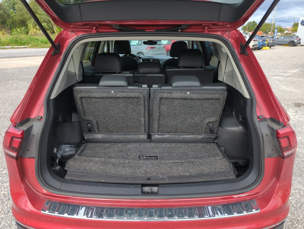 Used 2023 Volkswagen Tiguan SE w/ Panoramic Sunroof Package FWD image 30