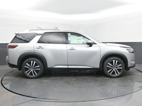 New 2025 Nissan Pathfinder Platinum image 8