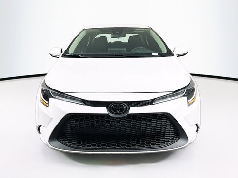 Used 2021 Toyota Corolla LE image 2