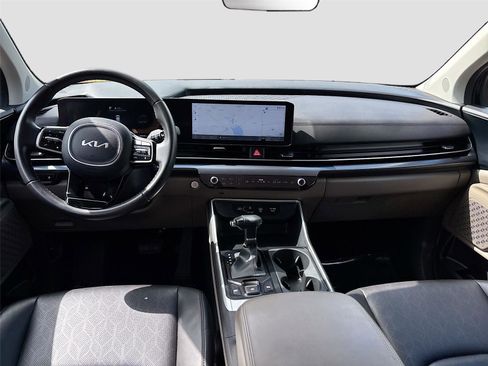 Used 2025 Kia Carnival FWD image 23