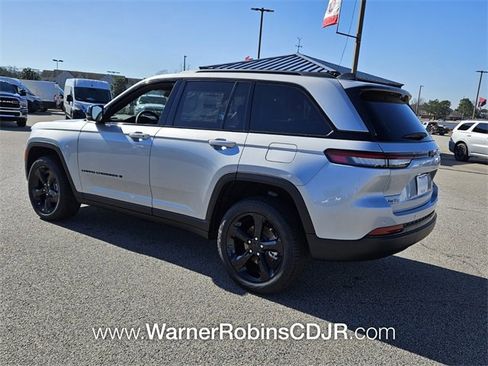 New 2025 Jeep Grand Cherokee Limited w/ Black Appearance Package image 9