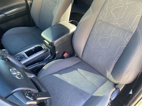 Used 2017 Toyota Tacoma TRD Sport image 23