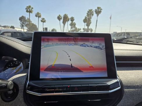 Used 2024 Jeep Compass Latitude image 10