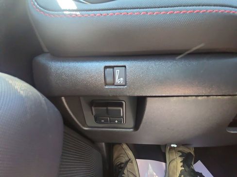Used 2025 Chevrolet Colorado Z71 w/ Technology Package AWD/4WD image 24