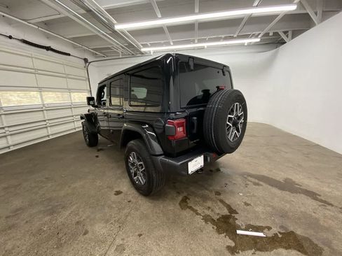 Used 2025 Jeep Wrangler Unlimited Sahara AWD/4WD image 4