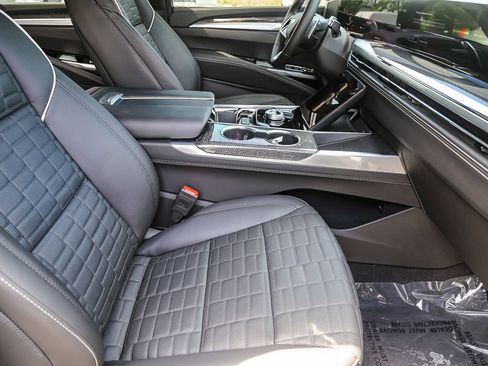 Used 2025 Cadillac Escalade ESV V AWD/4WD image 15