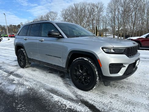 Used 2025 Jeep Grand Cherokee Altitude image 3