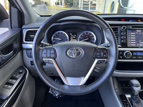 Used 2019 Toyota Highlander XLE image 19