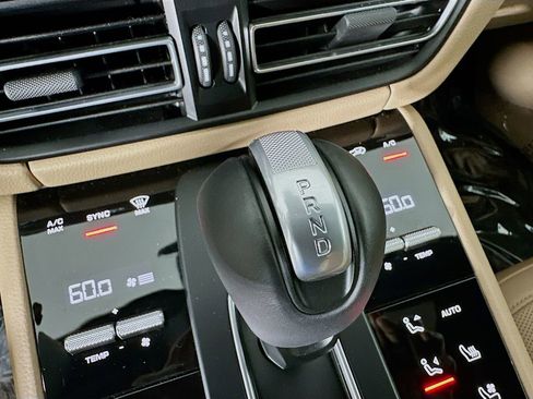 Used 2025 Porsche Macan image 23