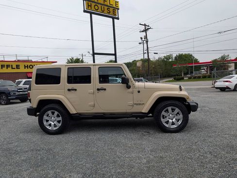 Used 2012 Jeep Wrangler Unlimited Sahara AWD/4WD image 5