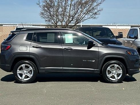 Used 2023 Jeep Compass Latitude image 3