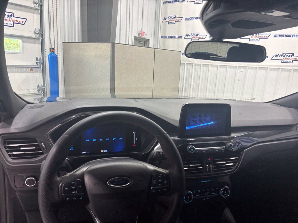 Used 2025 Ford Escape ST-Line FWD image 2