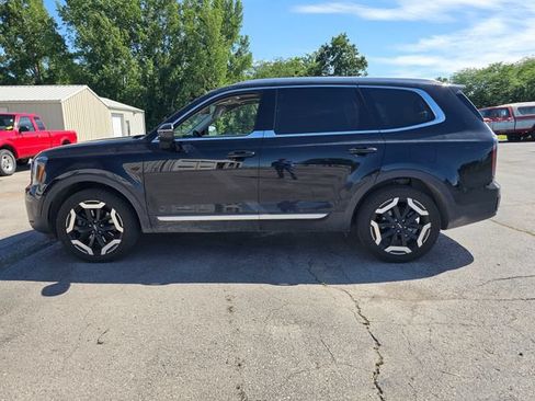 Used 2023 Kia Telluride EX w/ EX Captain's Chair Package AWD/4WD image 4