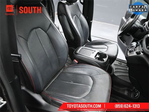 Used 2020 Chrysler Pacifica Limited image 25