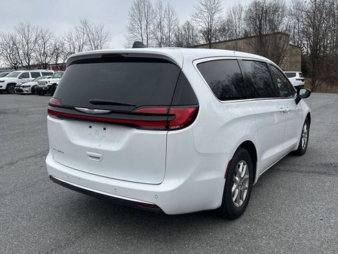 Used 2025 Chrysler Pacifica Select image 4