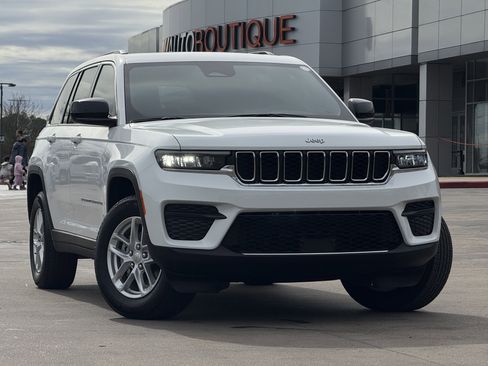 Used 2025 Jeep Grand Cherokee Laredo X w/ Luxury Tech Group I image 3