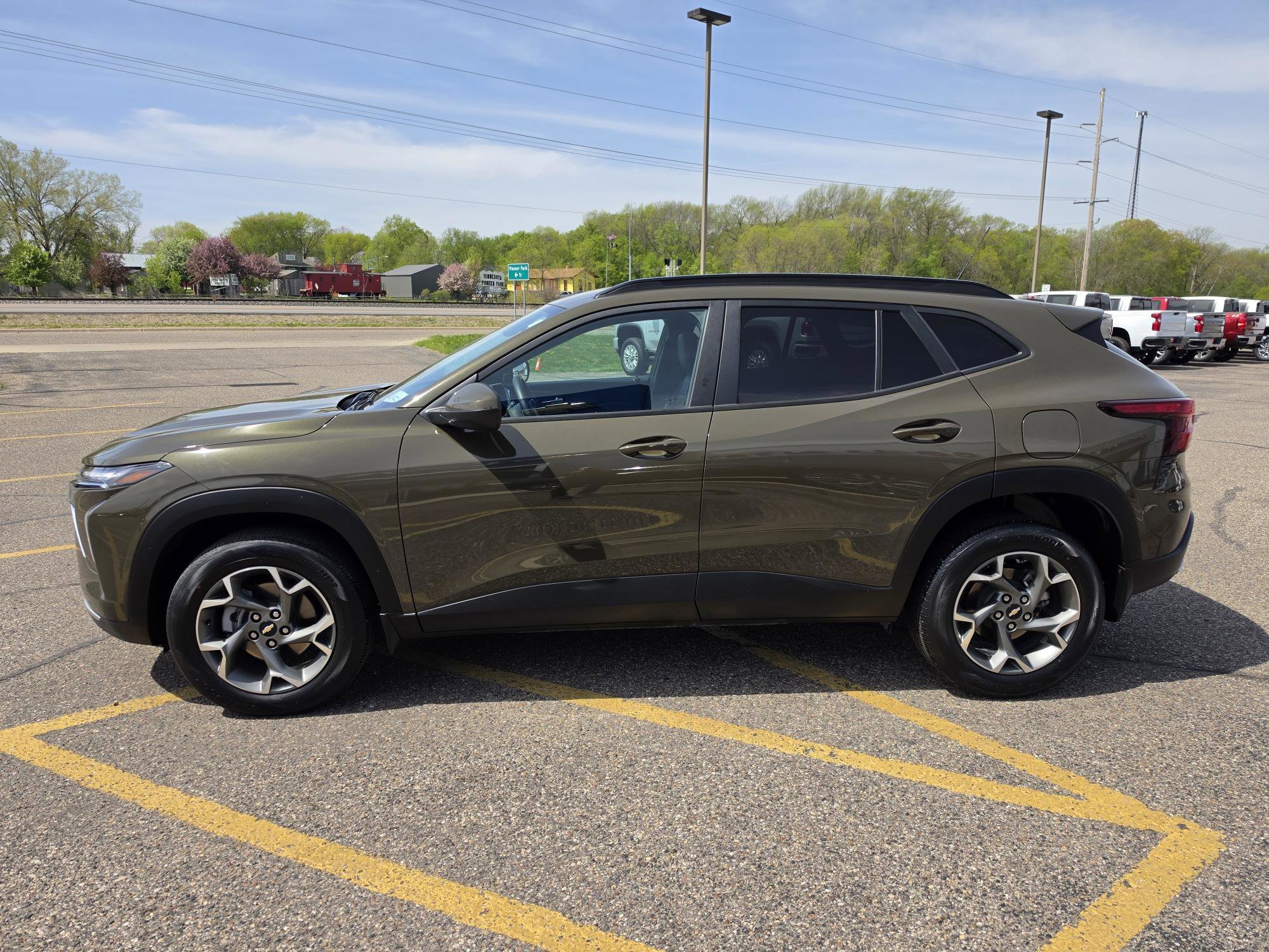 Used 2024 Chevrolet Trax LT w/ Driver Confidence Package FWD image 2
