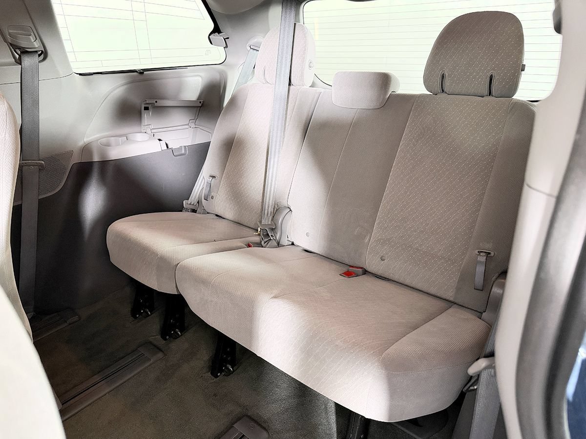 Used 2017 Toyota Sienna LE AWD/4WD image 38