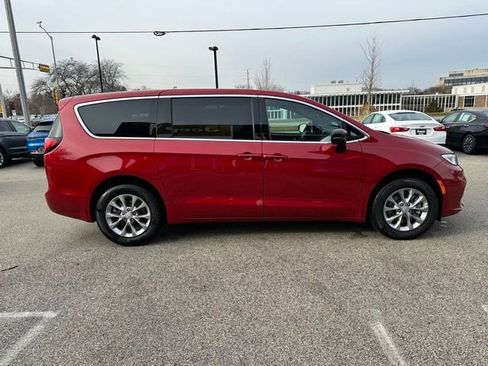 New 2026 Chrysler Pacifica Select AWD/4WD image 5