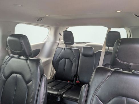 Used 2023 Chrysler Pacifica Touring-L FWD image 9