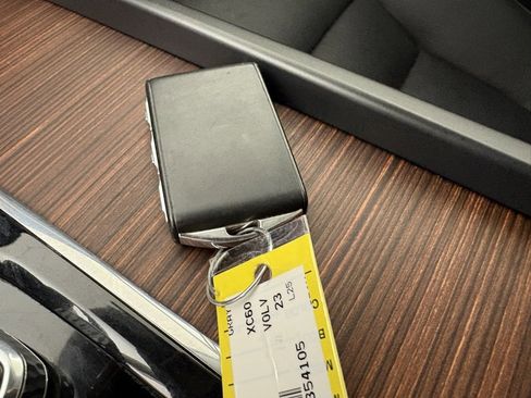 Used 2023 Volvo XC60 B5 Plus image 31