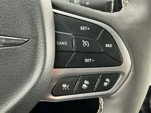 Used 2025 Chrysler Pacifica Select FWD image 33
