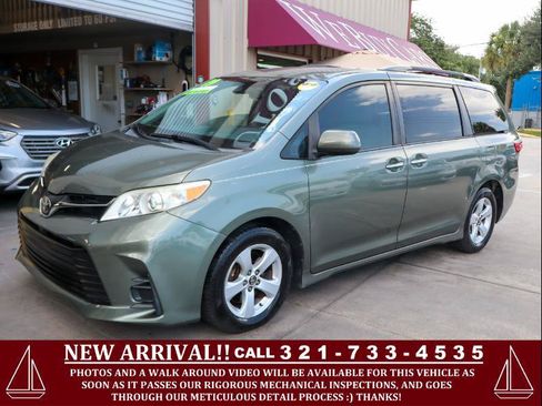 Used 2019 Toyota Sienna LE w/ LE Preferred Package FWD image 1