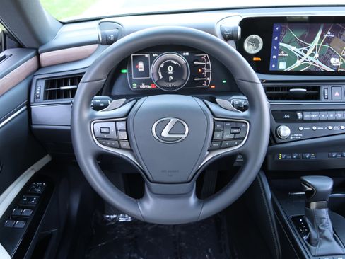 Used 2025 Lexus ES 300h w/ Premium Package image 16