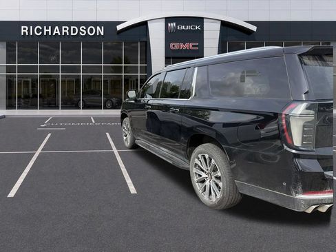 Used 2025 Chevrolet Suburban High Country AWD/4WD image 8