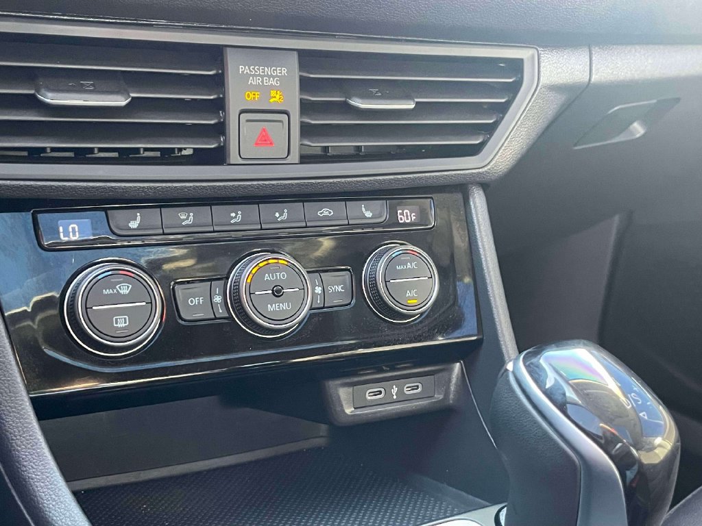 Used 2024 Volkswagen Jetta SE w/ Panoramic Sunroof Package FWD image 29