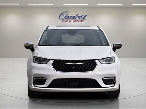 Used 2023 Chrysler Pacifica Limited w/ Uconnect Theater Family Group image 9