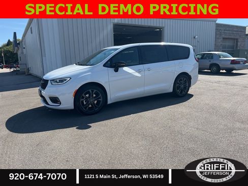 New 2026 Chrysler Pacifica Select image 1