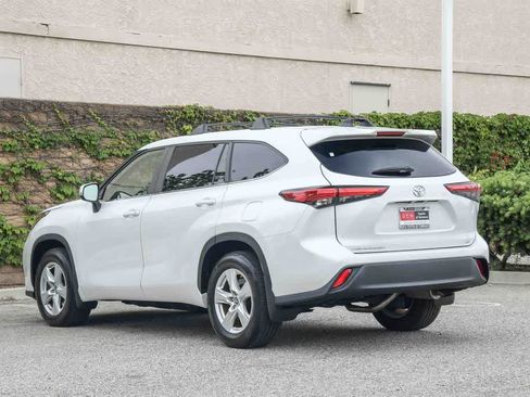 Used 2023 Toyota Highlander LE FWD image 9