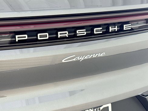 Used 2025 Porsche Cayenne image 26