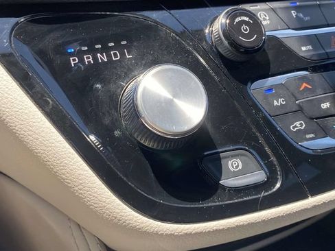 Used 2023 Chrysler Pacifica Limited FWD image 23