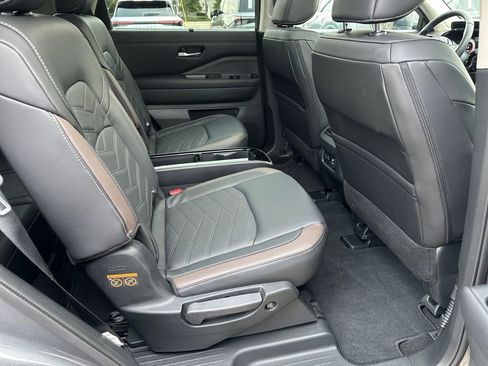Used 2024 Nissan Pathfinder Platinum image 37