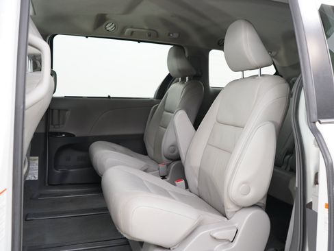 Used 2019 Toyota Sienna XLE w/ XLE Navigation Package AWD/4WD image 21