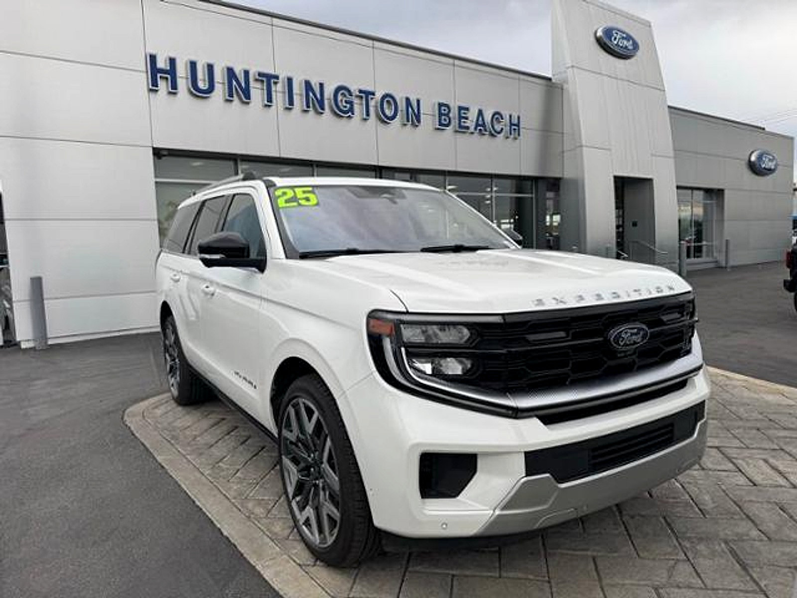 Used 2025 Ford Expedition Platinum w/ Platinum Ultimate Package AWD/4WD image 1