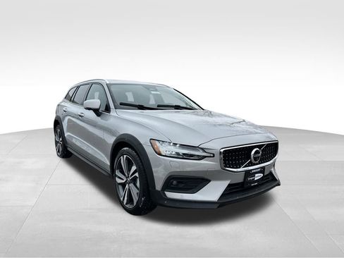 Used 2025 Volvo V60 B5 Cross Country Plus image 5