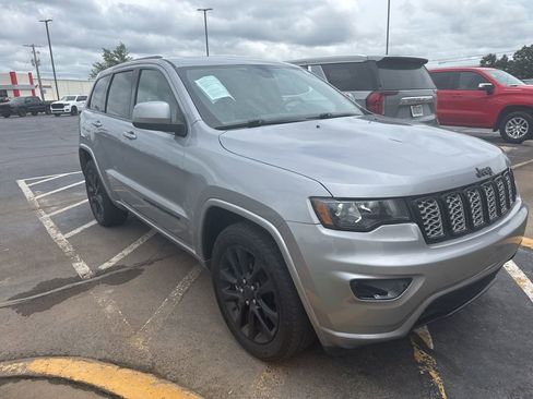 Used 2021 Jeep Grand Cherokee Laredo X RWD image 3
